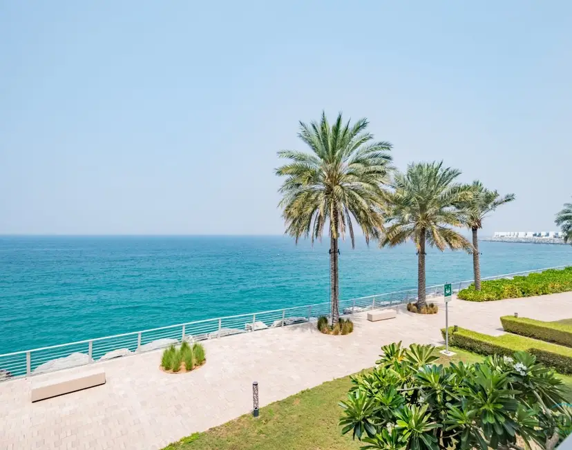 Appartement 4 chambres en front de mer avec chambre d'assistant — The Address Fujairah Residences — photo 22
